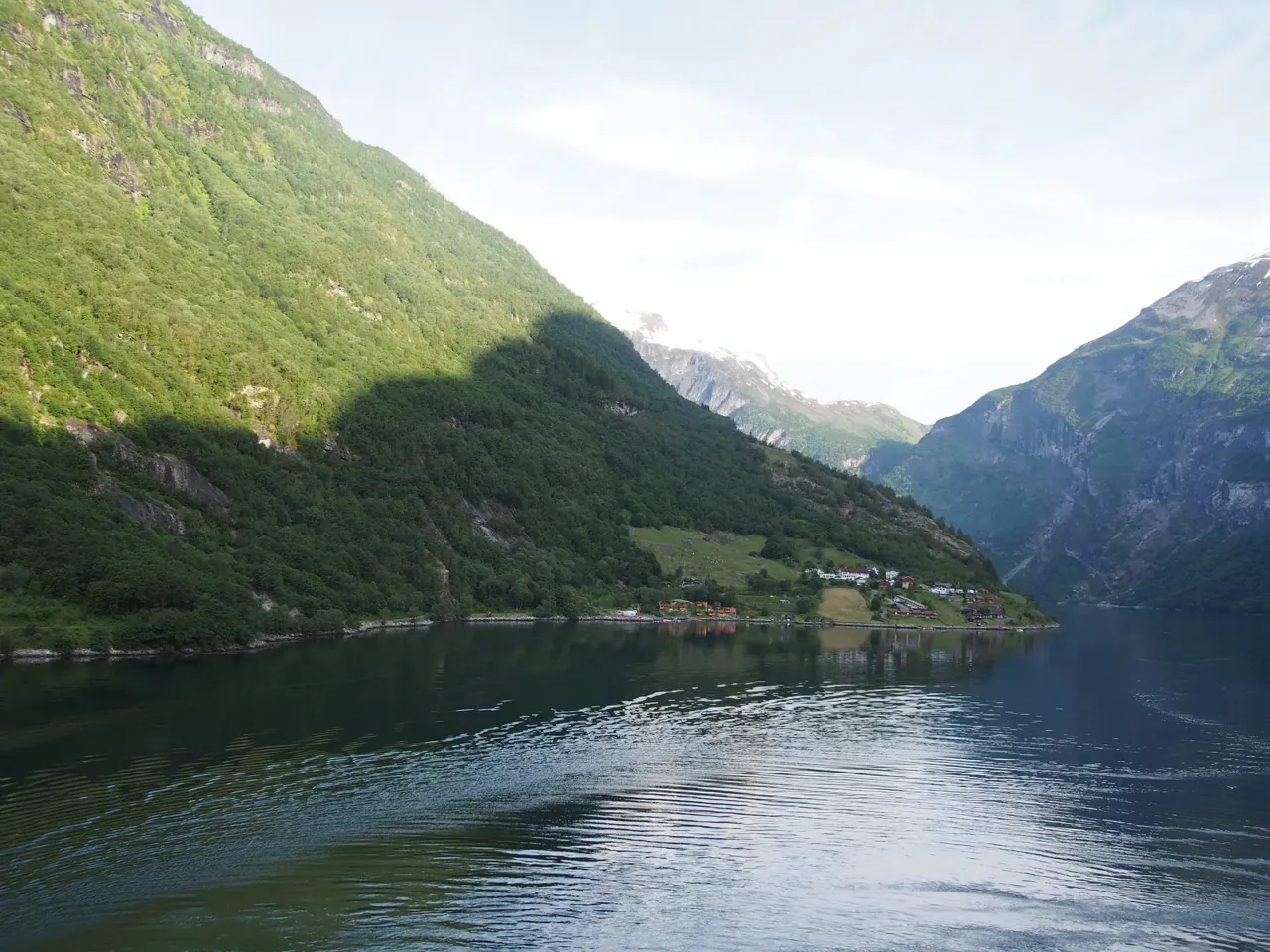 Fjord mit grünen Bergen und ruhigem Wasser