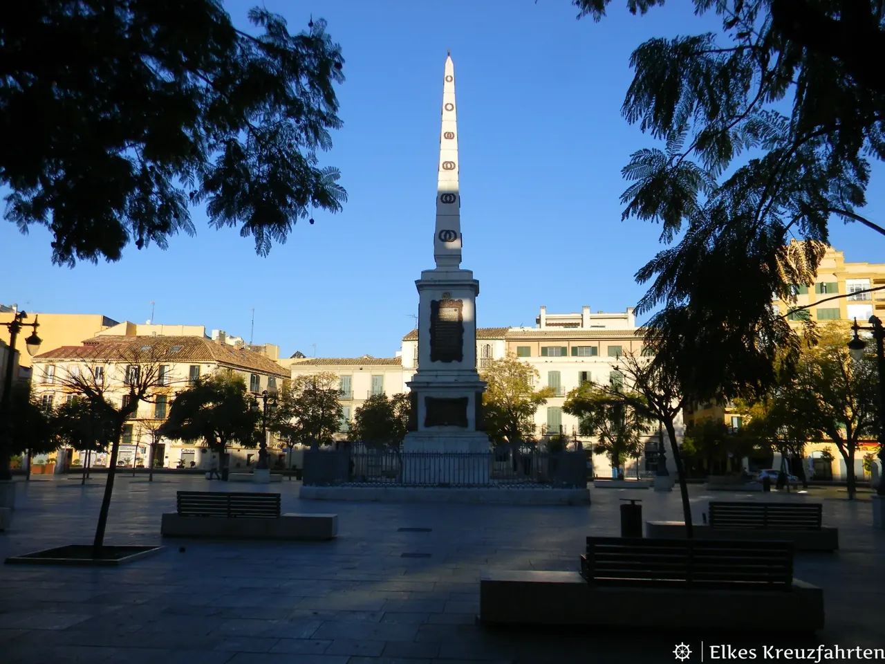 Stadtplatz mit Denkmal in der Morgensonne